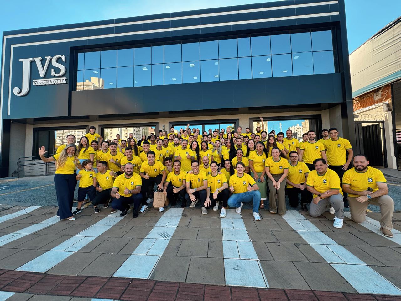 Equipe JVS Consultoria em frente à sede